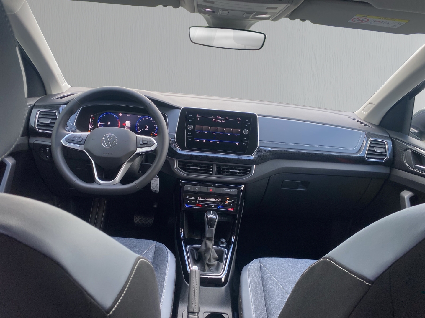Fahrzeugabbildung Volkswagen T-Cross 1.0 TSI DSG Style IQ.LIGHT AHK PDC SHZ R-Kamera