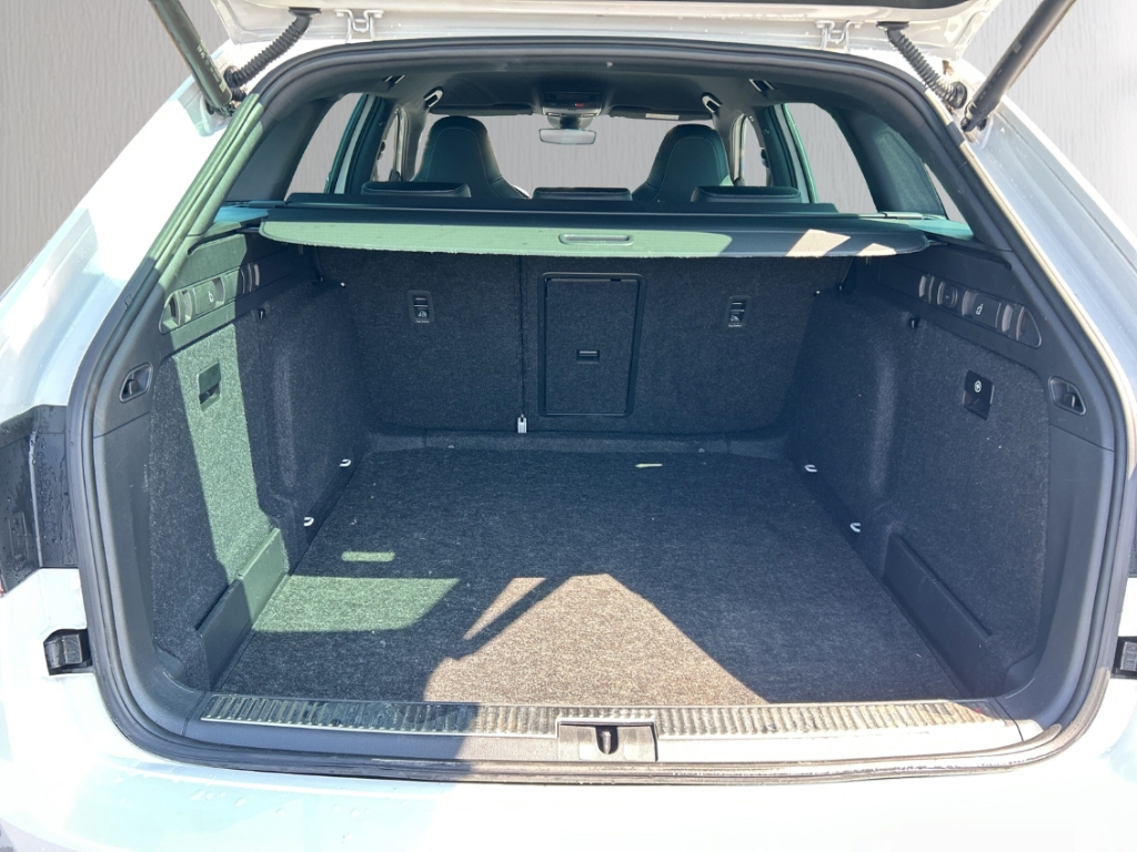Fahrzeugabbildung SKODA Superb Combi TDI DSG Sportline MatrixLED Nav ACC