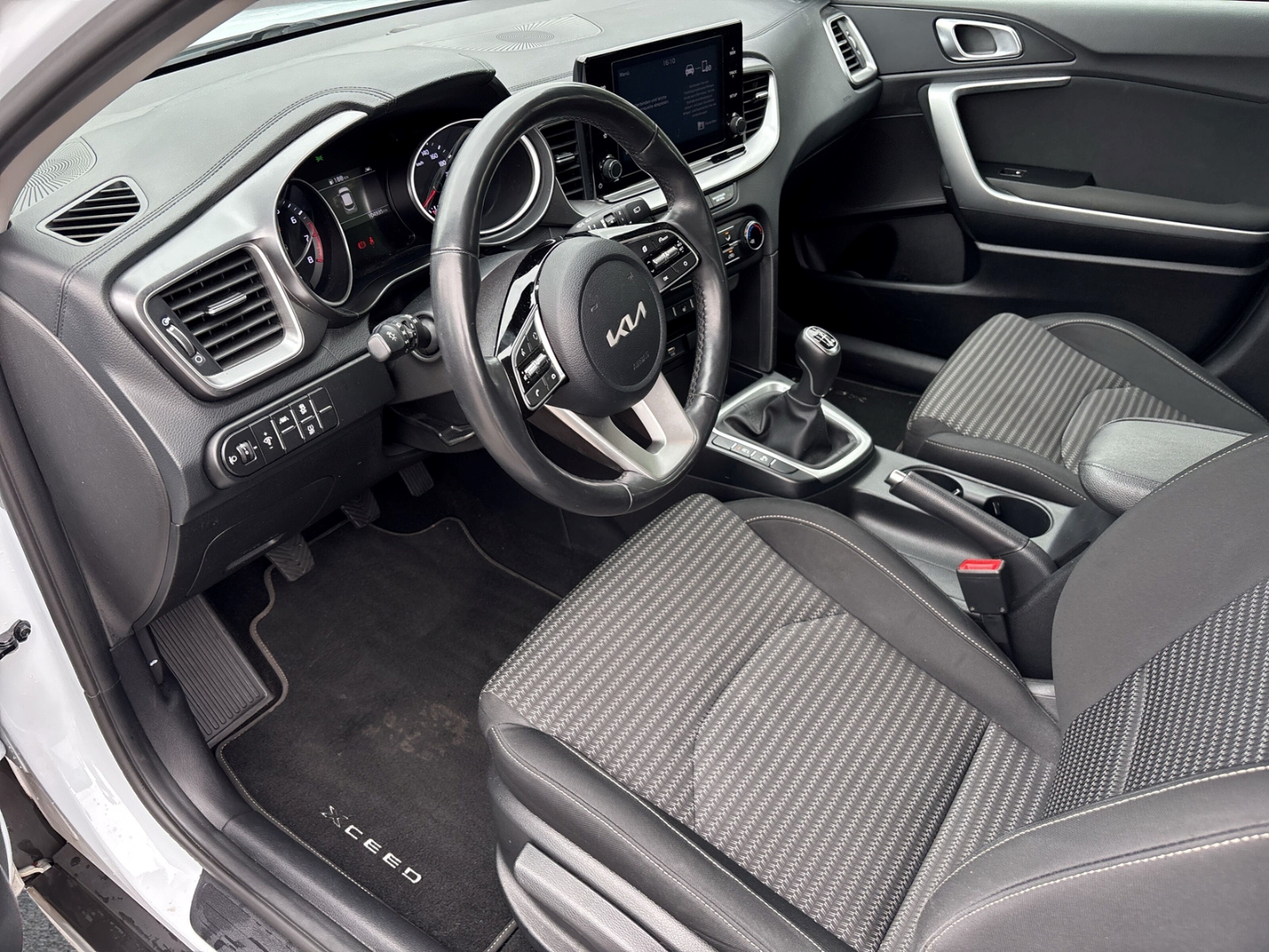 Fahrzeugabbildung Kia XCee'd Edition 7 1.8B Car Play Klima PDC RFK