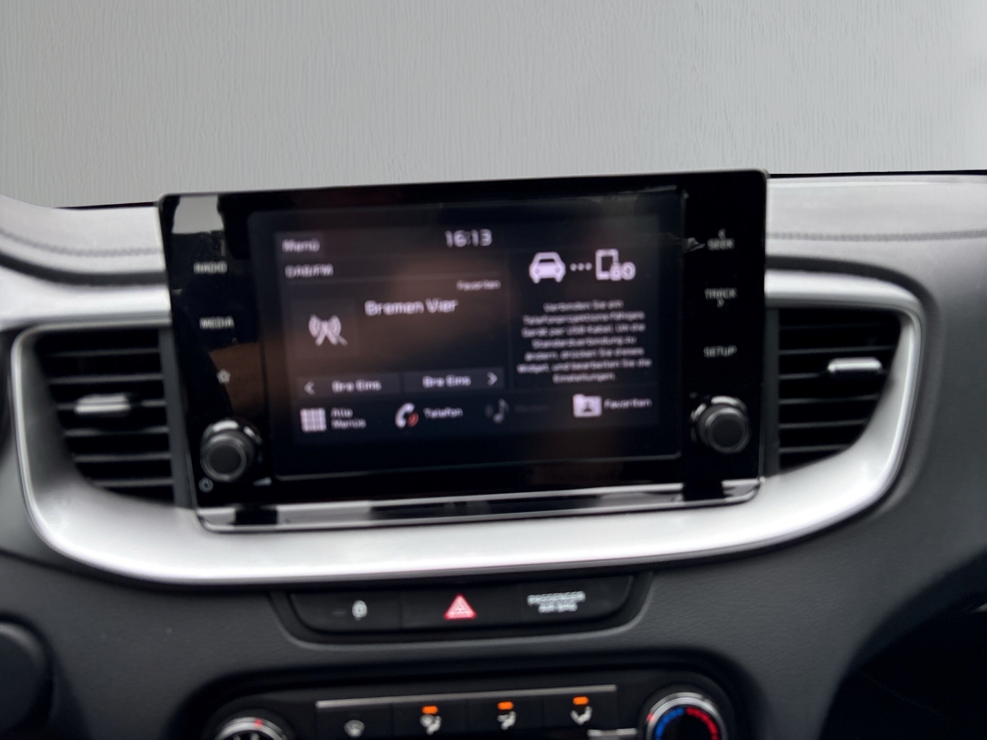Fahrzeugabbildung Kia XCee'd Edition 7 1.8B Car Play Klima PDC RFK