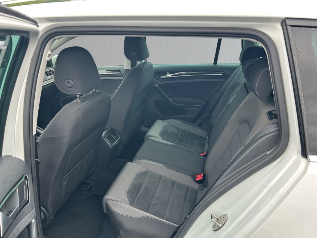 Fahrzeugabbildung Volkswagen Golf VII Highline 2.0 TDI 4Motion ACC PDCv+h SHZ Temp