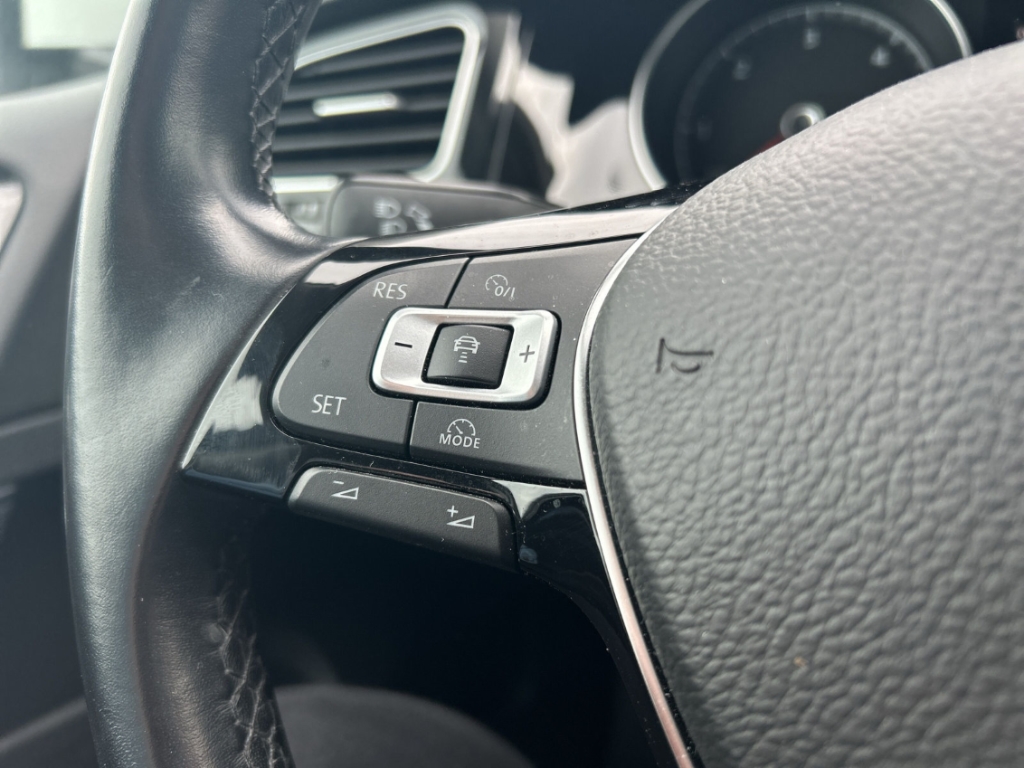 Fahrzeugabbildung Volkswagen Golf VII Highline 2.0 TDI 4Motion ACC PDCv+h SHZ Temp