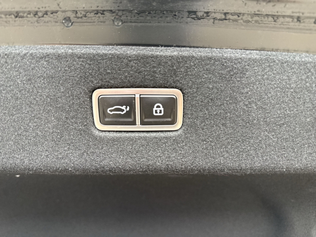 Fahrzeugabbildung Hyundai IONIQ 6 77,4kWh 4WD UNIQ Digi-Spiegel 20LM Schiebedach HUD Navi Digitales Cockpit Memory Sitze