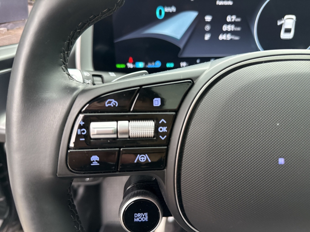 Fahrzeugabbildung Hyundai IONIQ 6 77,4kWh 4WD UNIQ Digi-Spiegel 20LM Schiebedach HUD Navi Digitales Cockpit Memory Sitze