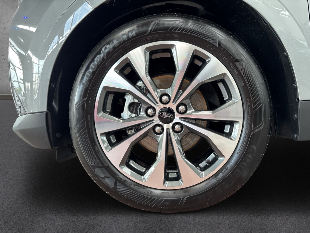 Fahrzeugabbildung Ford Tourneo Courier Titanium AHK AAC LM17 Winterpak.