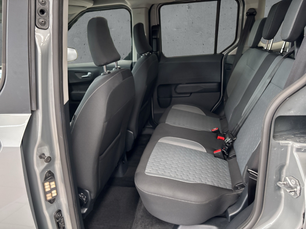 Fahrzeugabbildung Ford Tourneo Courier Titanium AHK AAC LM17 Winterpak.