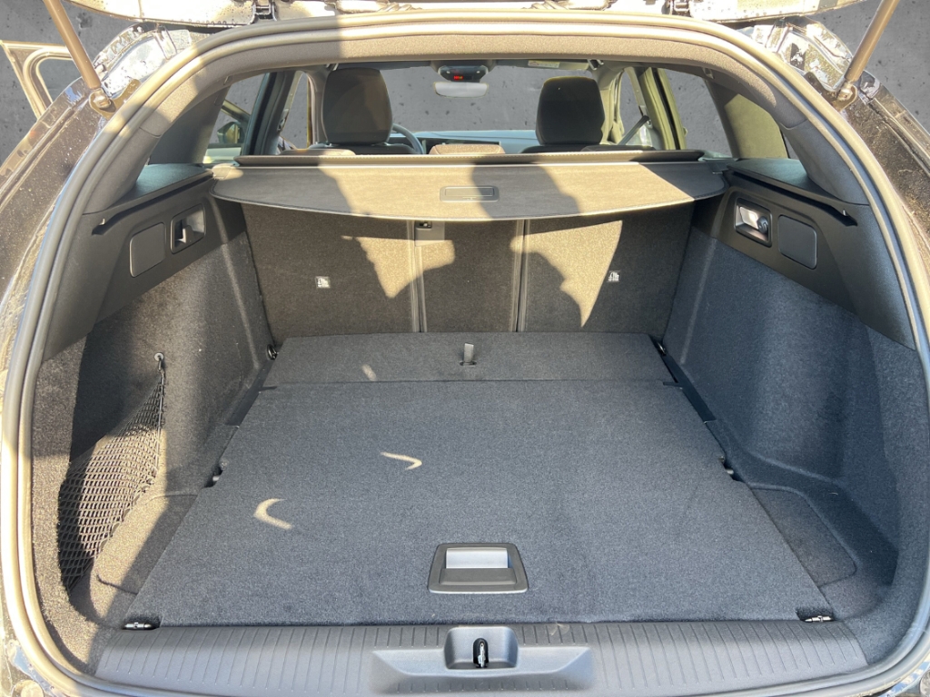 Fahrzeugabbildung Opel Astra ST 1.2 Turbo Edition LED ACC SHZ LHZ PDC