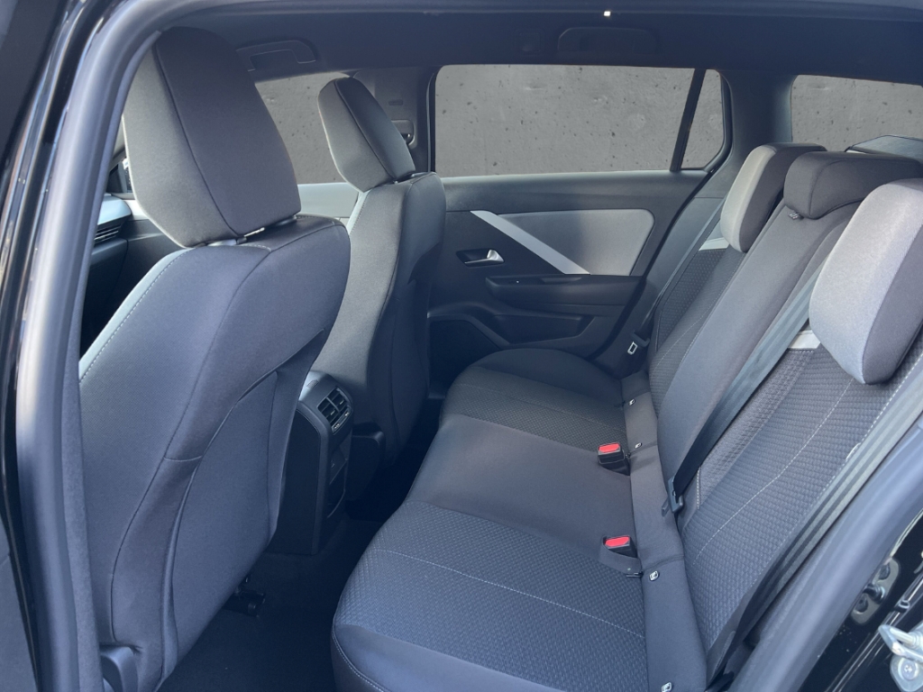 Fahrzeugabbildung Opel Astra ST 1.2 Turbo Edition LED ACC SHZ LHZ PDC