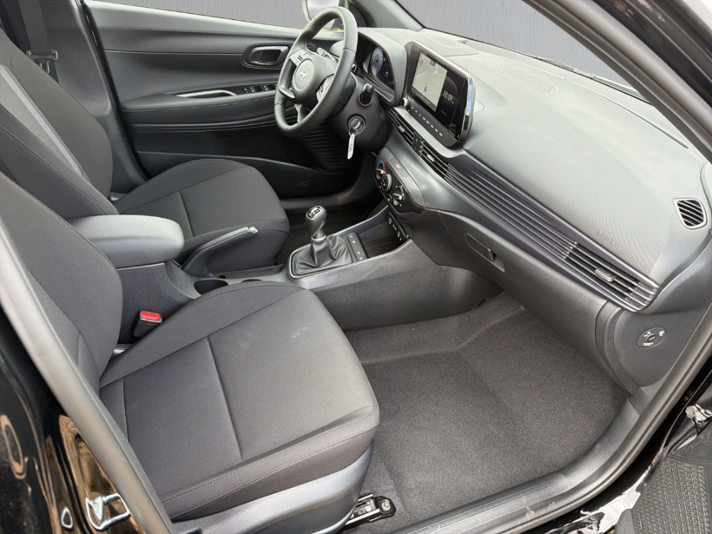 Fahrzeugabbildung Hyundai i20 FL MY26 1.0 T-GDI MT Blackline Navi Soundsystem Bose LED Apple CarPlay Android Auto