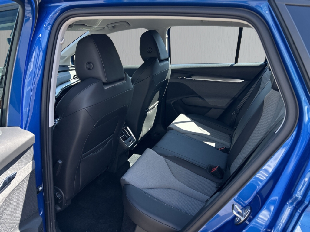 Fahrzeugabbildung SKODA Enyaq iV 60 Loft AHK LED SHZ LHZ Navi PDC R-Kam