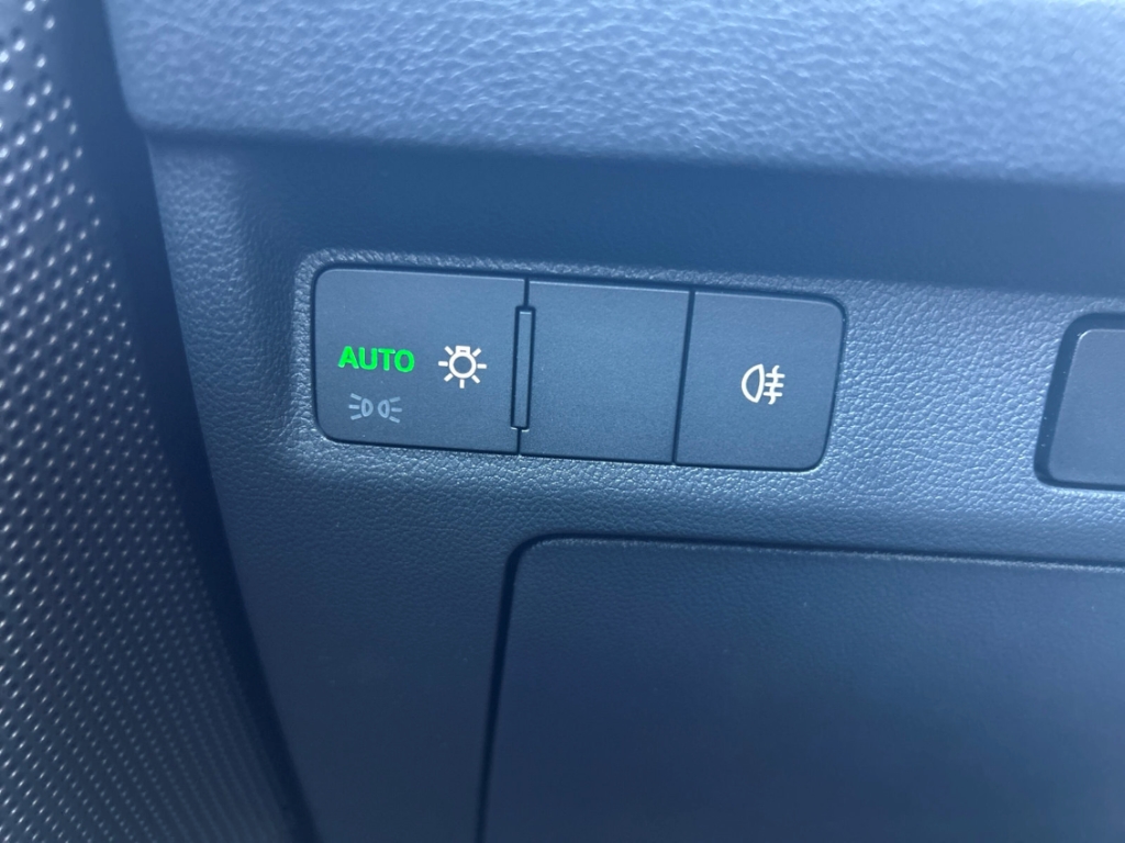 Fahrzeugabbildung SKODA Enyaq iV 60 Loft AHK LED SHZ LHZ Navi PDC R-Kam