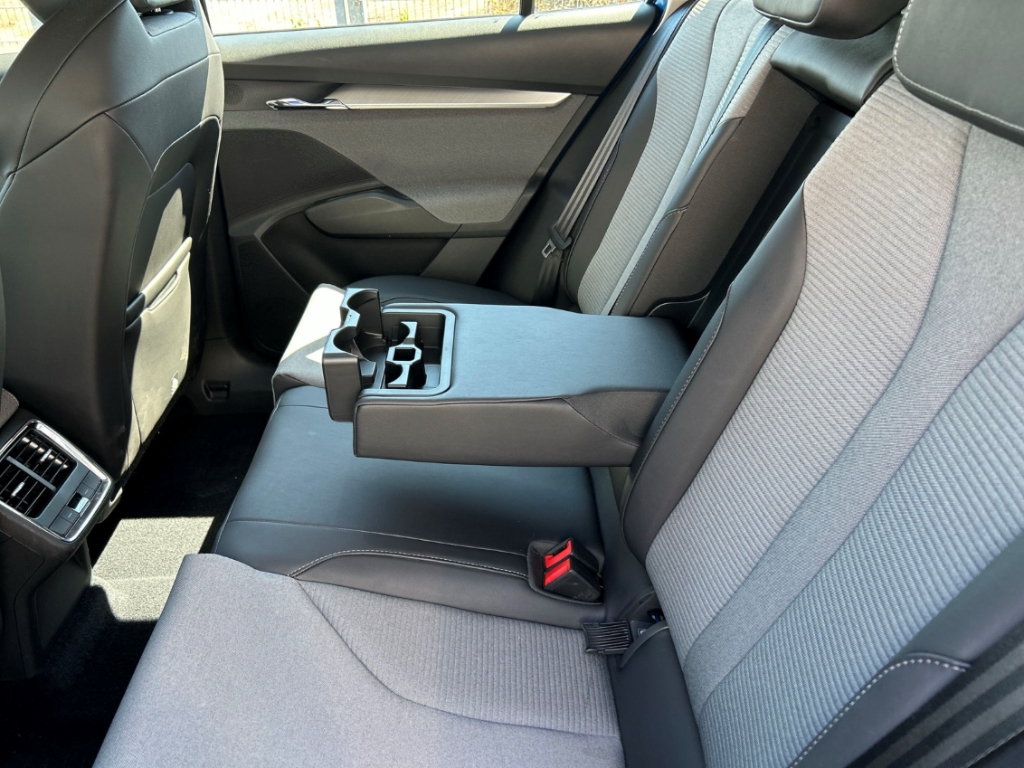 Fahrzeugabbildung SKODA Enyaq iV 60 Loft AHK LED SHZ LHZ Navi PDC R-Kam