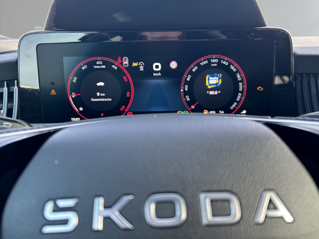 Fahrzeugabbildung SKODA Superb 2.0 TDI DSG SPORTLINE ACC PDCv+h Keyless Navi AHK
