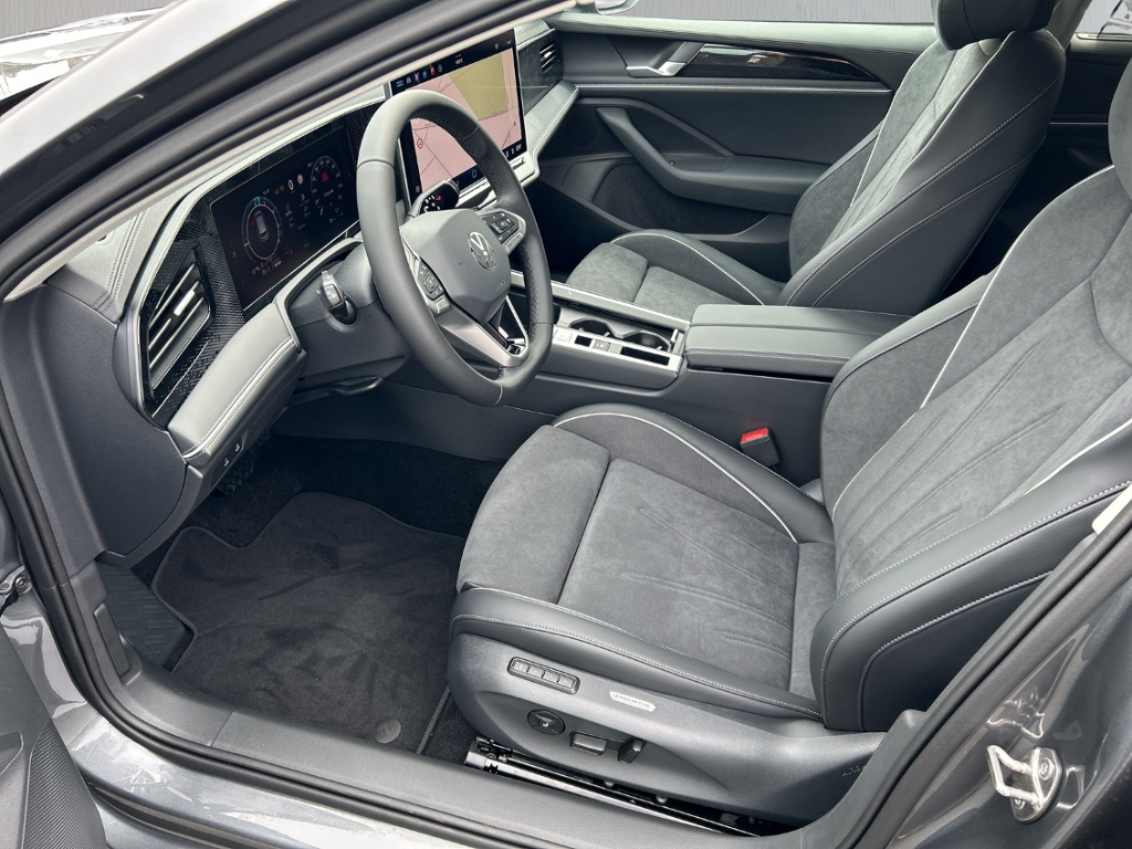 Fahrzeugabbildung Volkswagen Passat Variant 1.5 eHybrid DSG Business AHK NAVI LED PDC