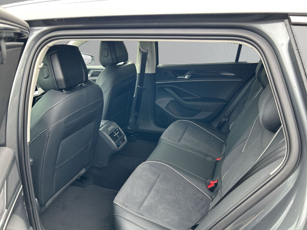 Fahrzeugabbildung Volkswagen Passat Variant 1.5 eHybrid DSG Business AHK NAVI LED PDC