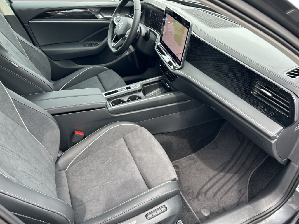 Fahrzeugabbildung Volkswagen Passat Variant 1.5 eHybrid DSG Business AHK NAVI LED PDC