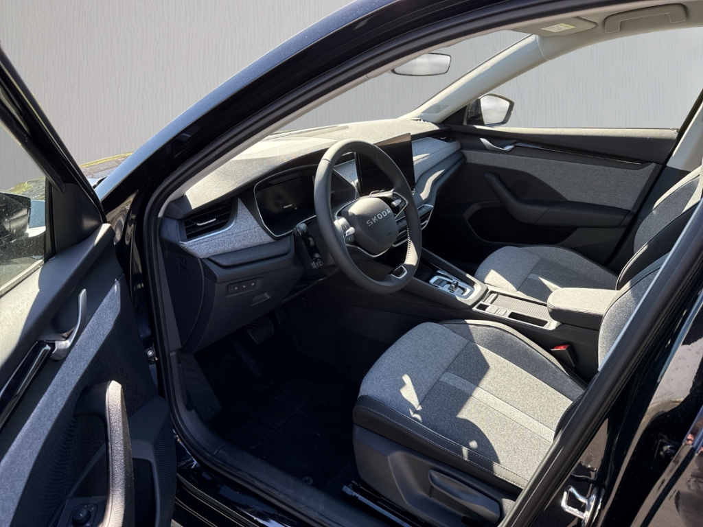 Fahrzeugabbildung SKODA Octavia Combi 2.0 TDI DSG SELECTION Navi AHK LM17