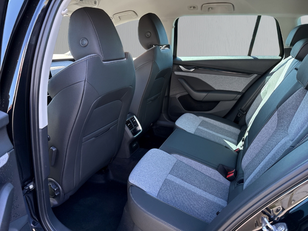 Fahrzeugabbildung SKODA Octavia Combi 2.0 TDI DSG SELECTION Navi AHK LM17