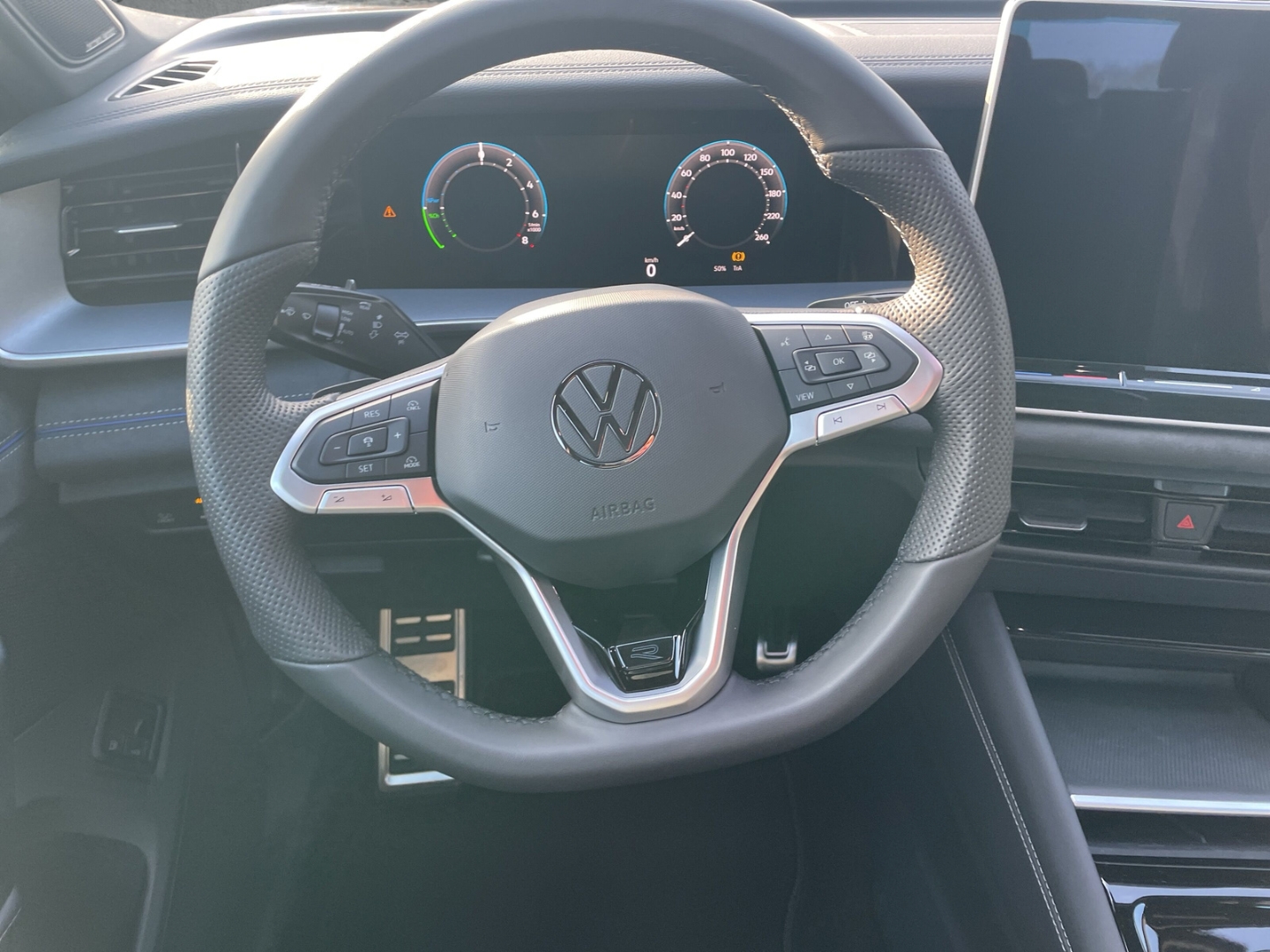 Fahrzeugabbildung Volkswagen Tayron 1.5 eHybrid R-Line Pano Navi IQ.LIGHT ACC