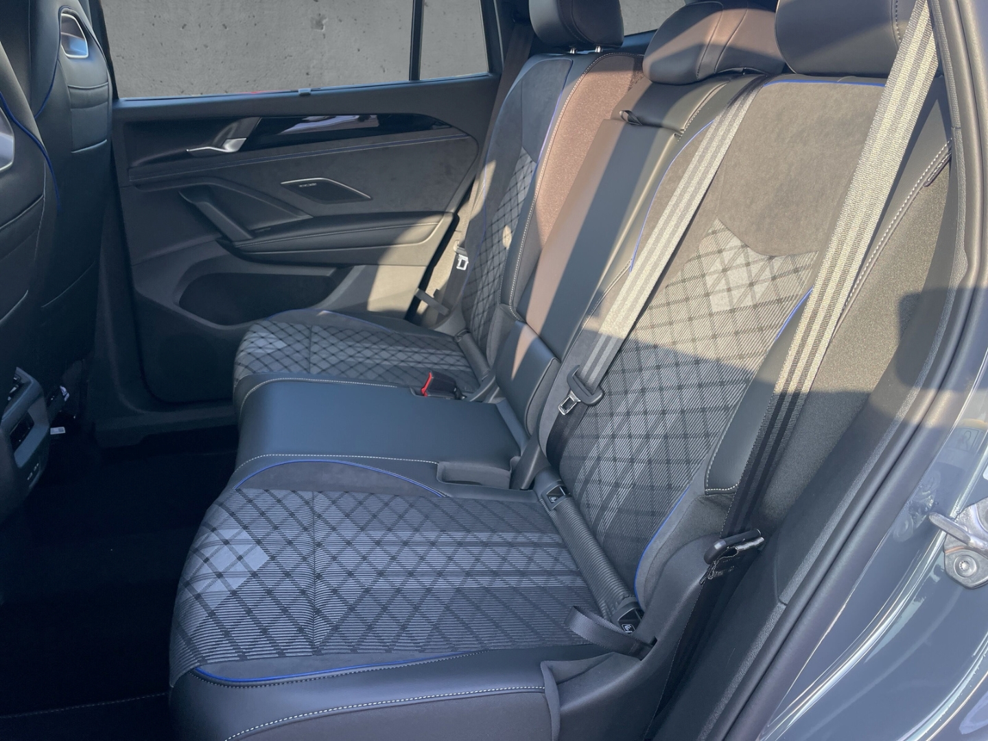 Fahrzeugabbildung Volkswagen Tayron 1.5 eHybrid R-Line Pano Navi IQ.LIGHT ACC