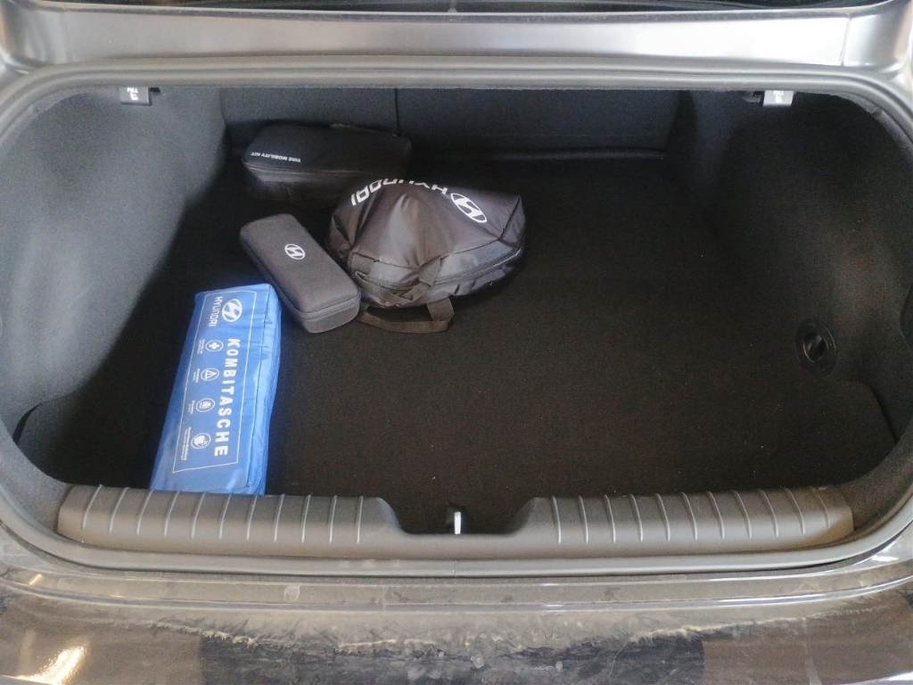 Fahrzeugabbildung Hyundai IONIQ 6 77,4kWh 4WD UNIQ Dig-Spiegel 20LM Schiebedach HUD Navi Digitales Cockpit Memory Sitze