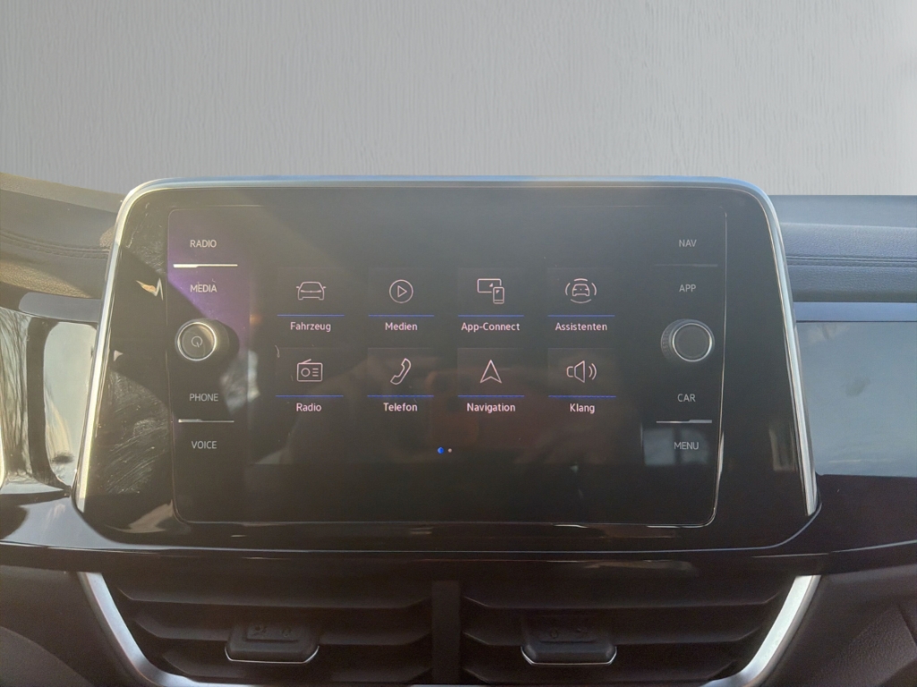 Fahrzeugabbildung Volkswagen T-Roc 1.5 TSI DSG R-Line LED+ SHZ ParkAssist GJR