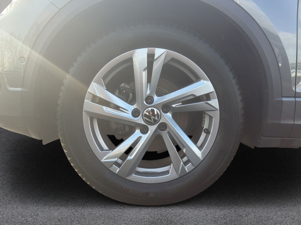 Fahrzeugabbildung Volkswagen T-Roc 1.5 TSI DSG R-Line LED+ SHZ ParkAssist GJR
