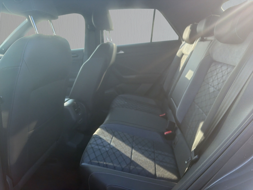 Fahrzeugabbildung Volkswagen T-Roc 1.5 TSI DSG R-Line LED+ SHZ ParkAssist GJR