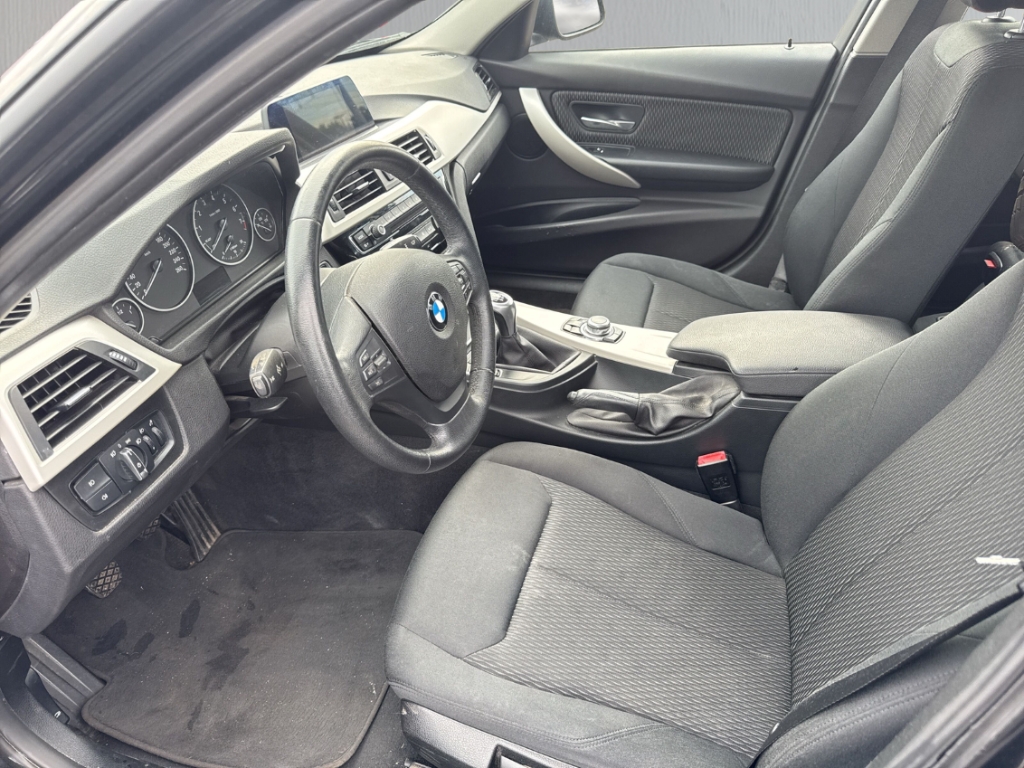 Fahrzeugabbildung BMW 318 i Touring AHK Nav Tempo PDC elHeck Bluetooth