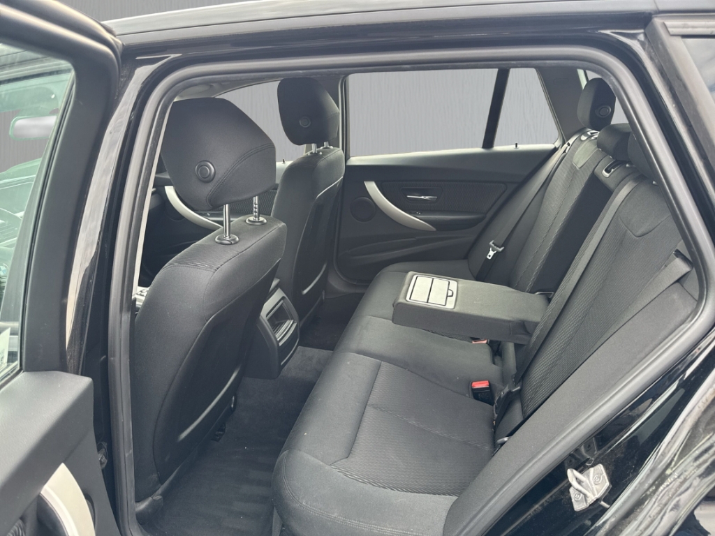 Fahrzeugabbildung BMW 318 i Touring AHK Nav Tempo PDC elHeck Bluetooth