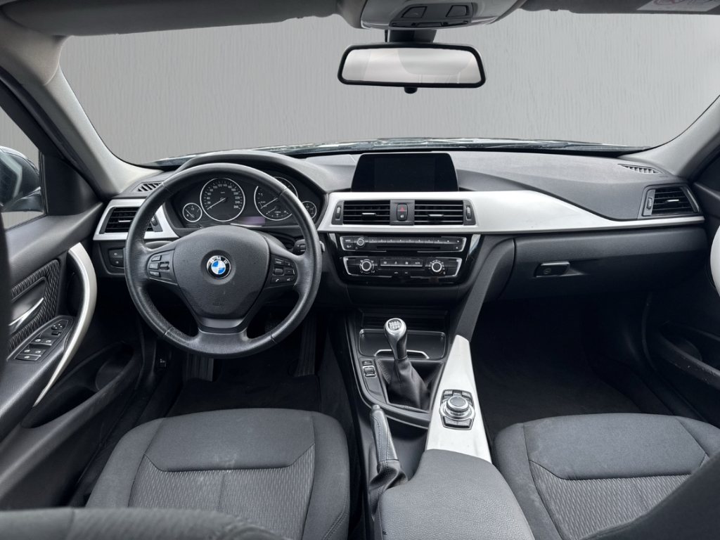 Fahrzeugabbildung BMW 318 i Touring AHK Nav Tempo PDC elHeck Bluetooth