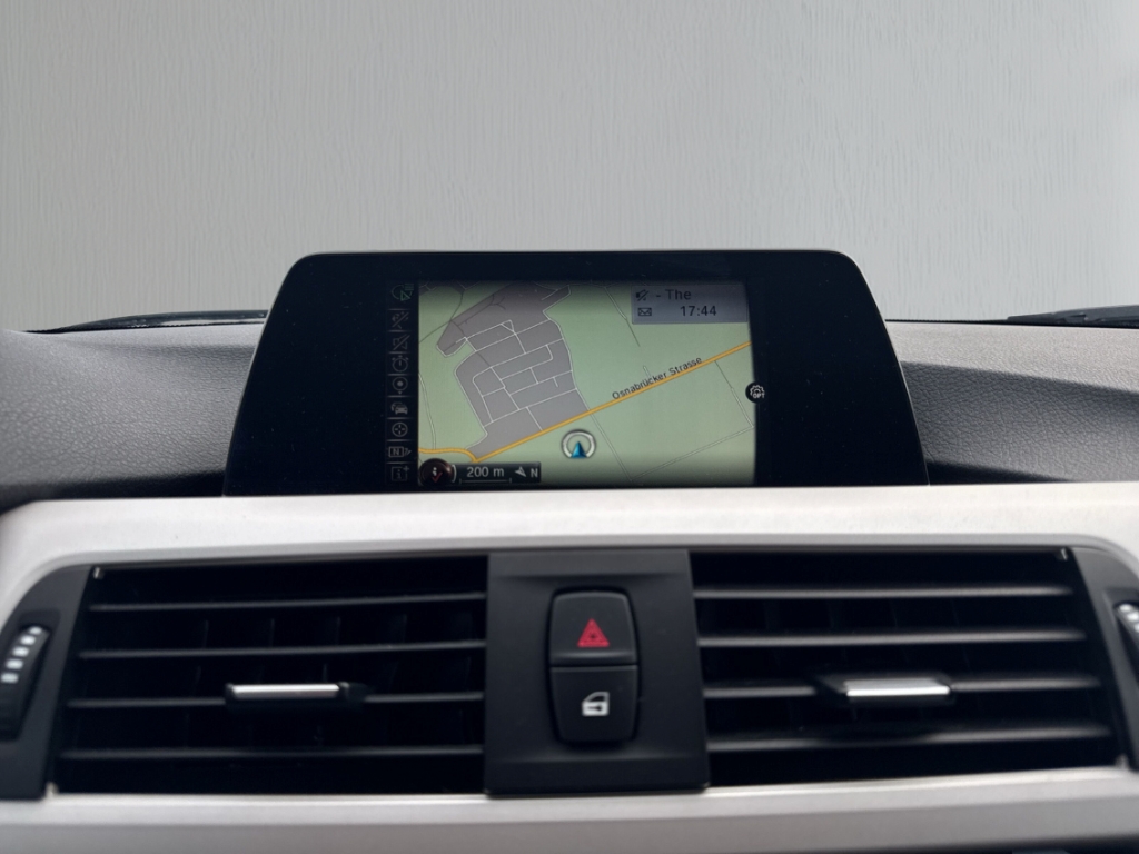 Fahrzeugabbildung BMW 318 i Touring AHK Nav Tempo PDC elHeck Bluetooth
