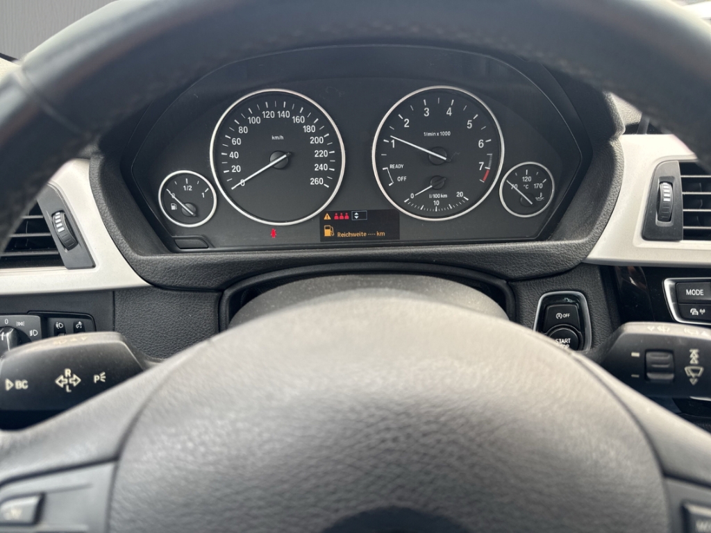 Fahrzeugabbildung BMW 318 i Touring AHK Nav Tempo PDC elHeck Bluetooth