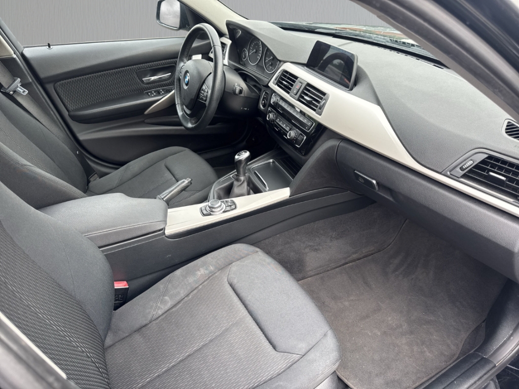 Fahrzeugabbildung BMW 318 i Touring AHK Nav Tempo PDC elHeck Bluetooth