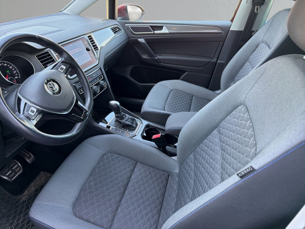 Fahrzeugabbildung Volkswagen Golf Sportsvan 1.0 TSI DSG Join AHK Navi SHZ GRA PDC GJR