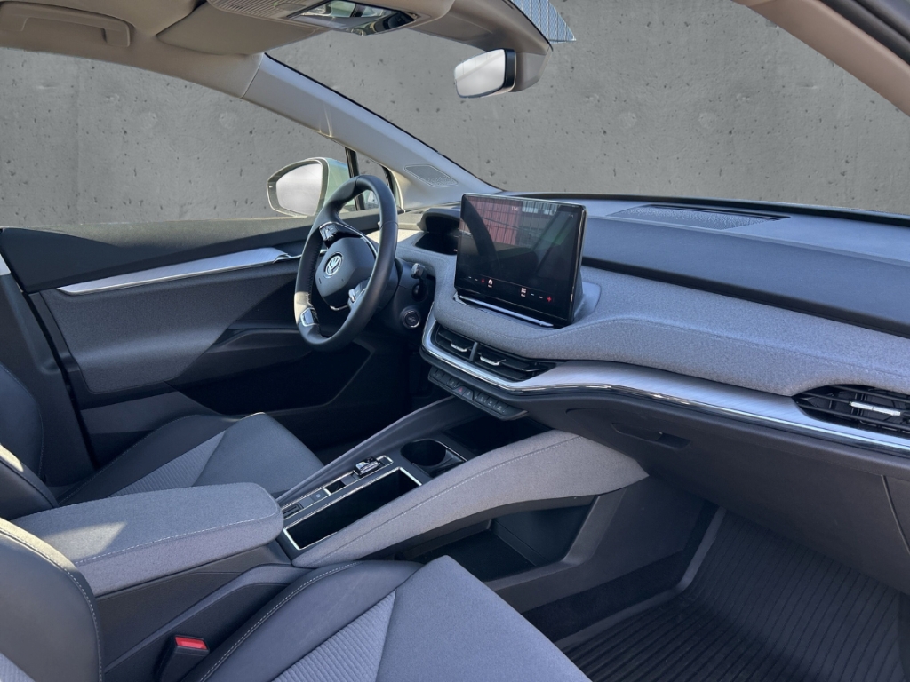 Fahrzeugabbildung SKODA Enyaq iV 60 LOFT AHK NAVI PDC R-Kam GRA FrontAss