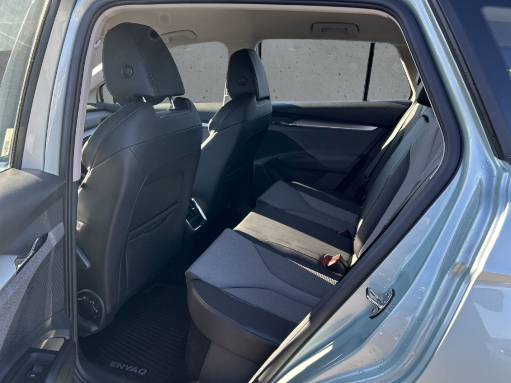 Fahrzeugabbildung SKODA Enyaq iV 60 LOFT AHK NAVI PDC R-Kam GRA FrontAss