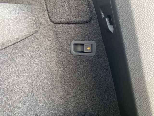 Fahrzeugabbildung SKODA Karoq 1.0 TSI TOUR LED AHK el.Heckkl. PDC SHZ LM