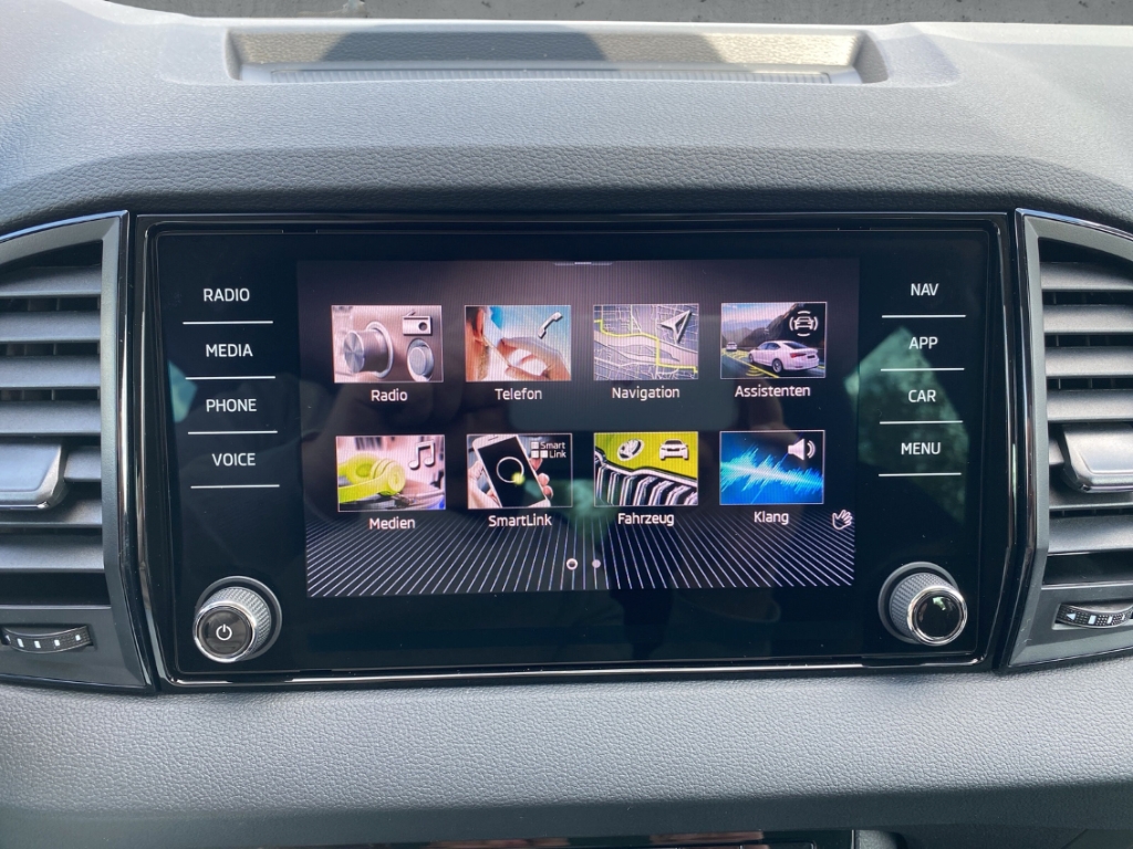 Fahrzeugabbildung SKODA Karoq 1.0 TSI TOUR LED AHK el.Heckkl. PDC SHZ LM