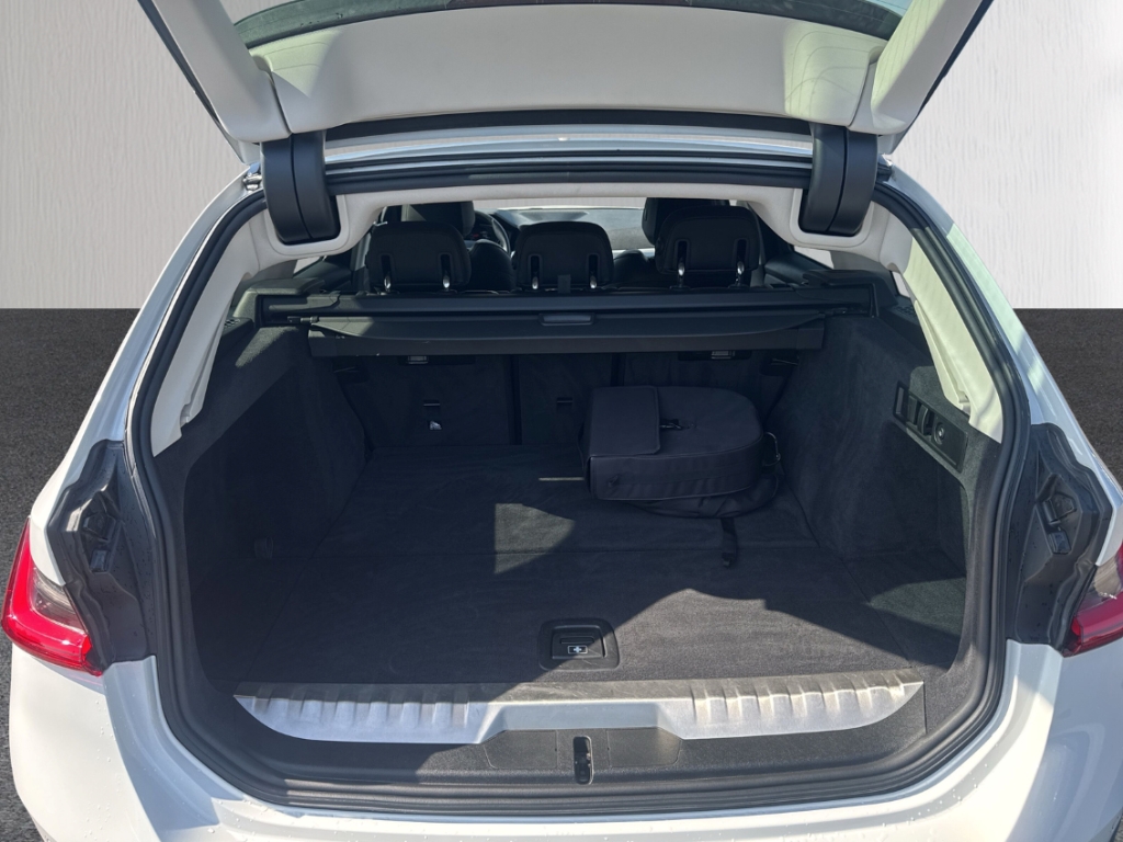 Fahrzeugabbildung BMW 330 e Shadow Sport Touring AHK VIRT HUD PDC SHZ