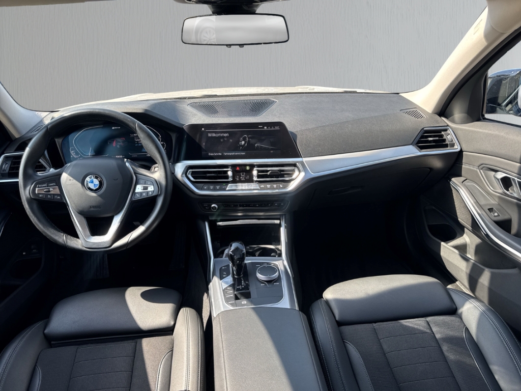 Fahrzeugabbildung BMW 330 e Shadow Sport Touring AHK VIRT HUD PDC SHZ