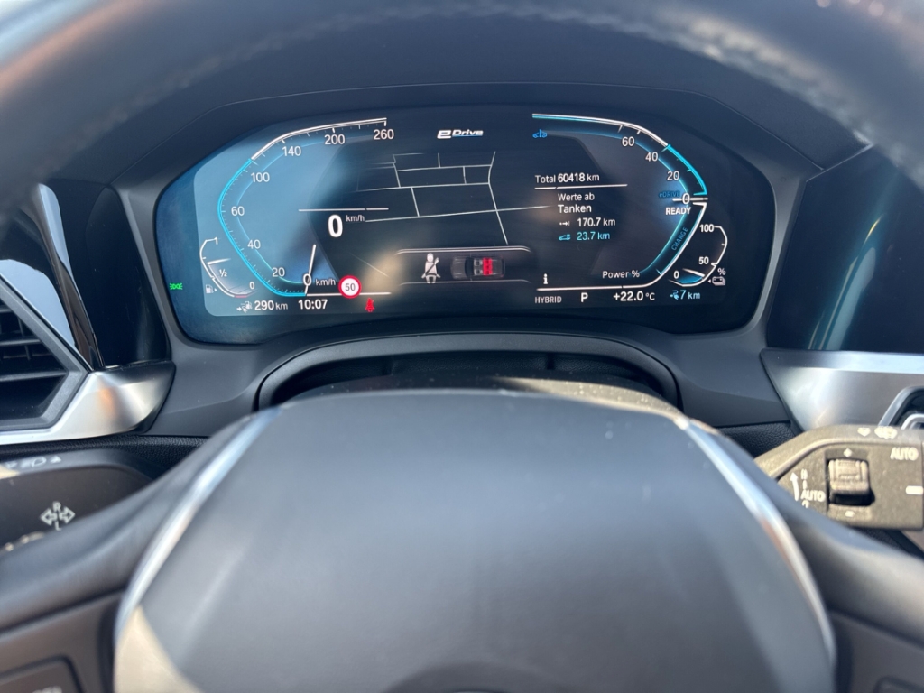Fahrzeugabbildung BMW 330 e Shadow Sport Touring AHK VIRT HUD PDC SHZ