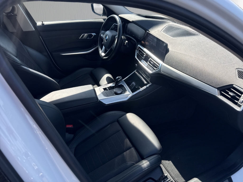 Fahrzeugabbildung BMW 330 e Shadow Sport Touring AHK VIRT HUD PDC SHZ