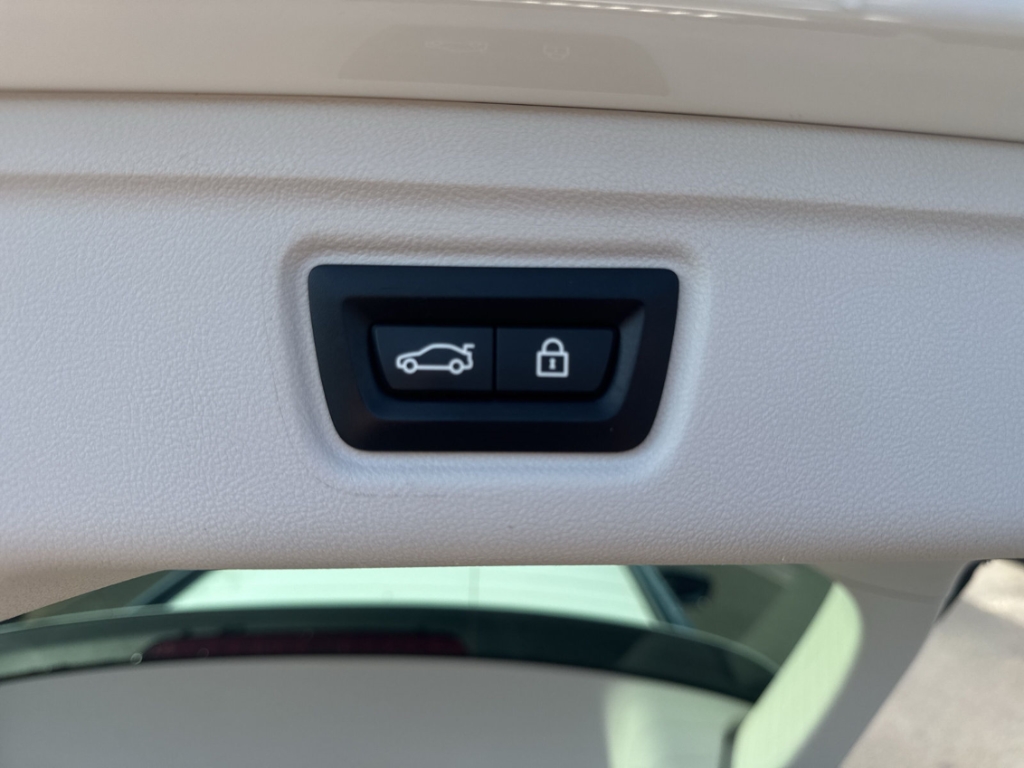 Fahrzeugabbildung BMW 330 e Shadow Sport Touring AHK VIRT HUD PDC SHZ