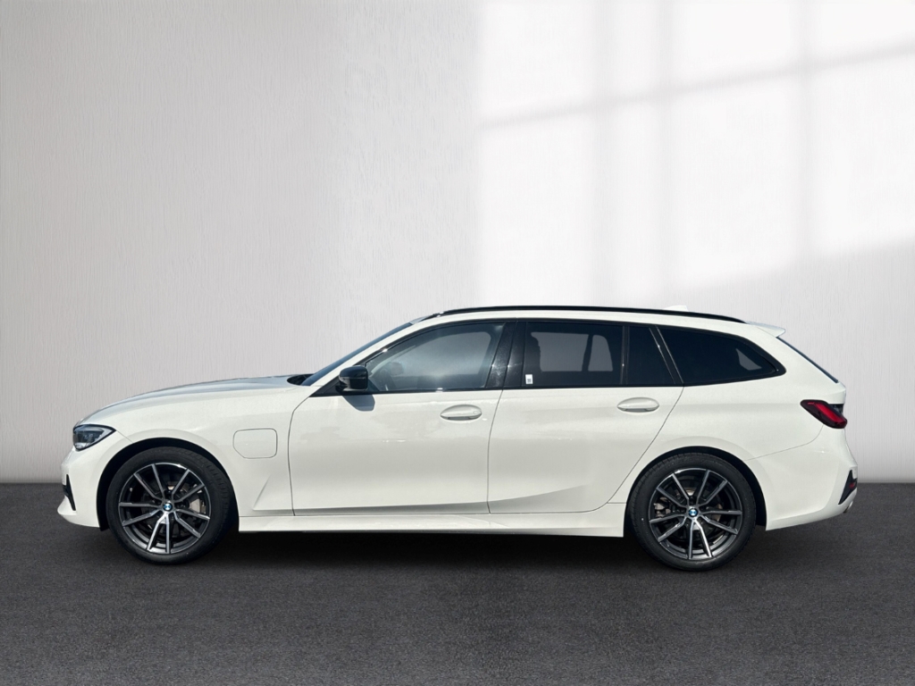 Fahrzeugabbildung BMW 330 e Shadow Sport Touring AHK VIRT HUD PDC SHZ