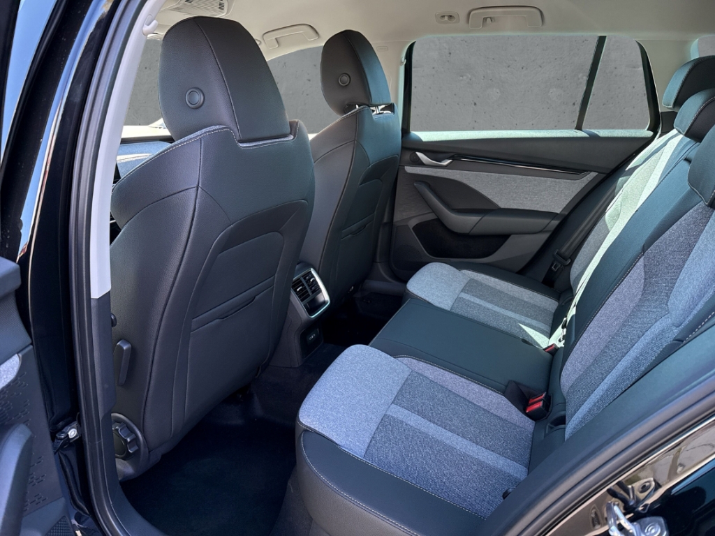 Fahrzeugabbildung SKODA Octavia Combi 2.0 TDI DSG SELECTION Navi AHK LM17