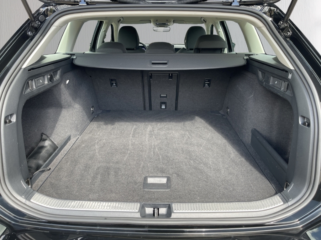 Fahrzeugabbildung Volkswagen Passat Variant 1.5 eTSI ACC LED SHZ GJR App Connect wireless