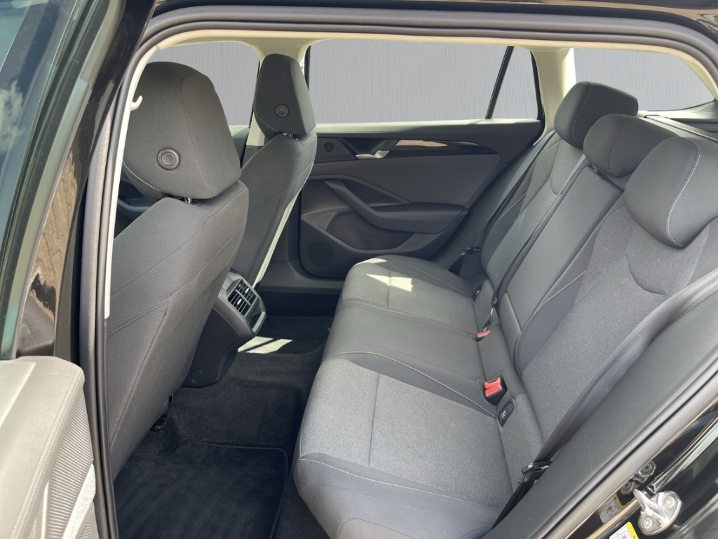 Fahrzeugabbildung Volkswagen Passat Variant 1.5 eTSI ACC LED SHZ GJR App Connect wireless