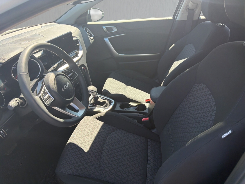 Fahrzeugabbildung Kia Cee'd 1.5 T-GDI DCT Klima R-Kamera SHZ Navi beh.Lenkrad