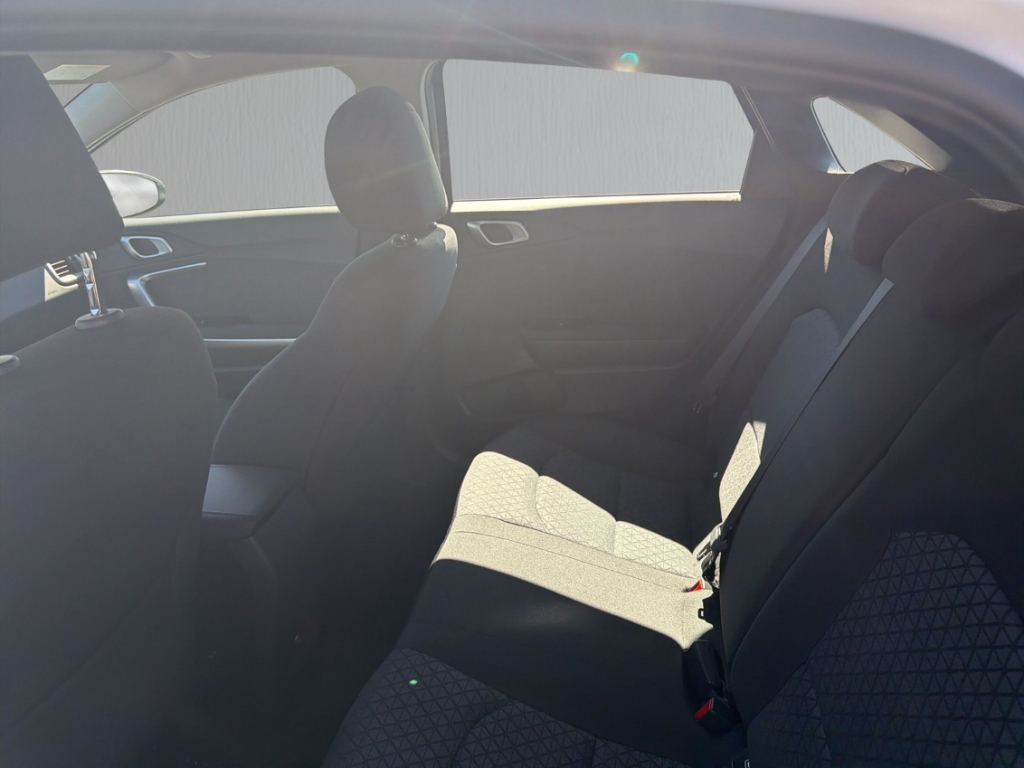 Fahrzeugabbildung Kia Cee'd 1.5 T-GDI DCT Klima R-Kamera SHZ Navi beh.Lenkrad